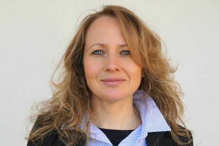 <b>Emilie MEYNET